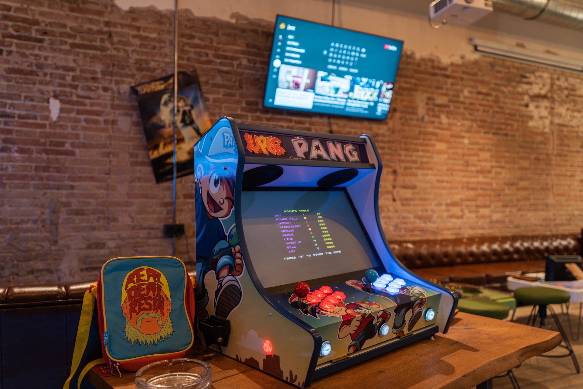 Retro slot machine in weed cafe 1UP Barcelona
