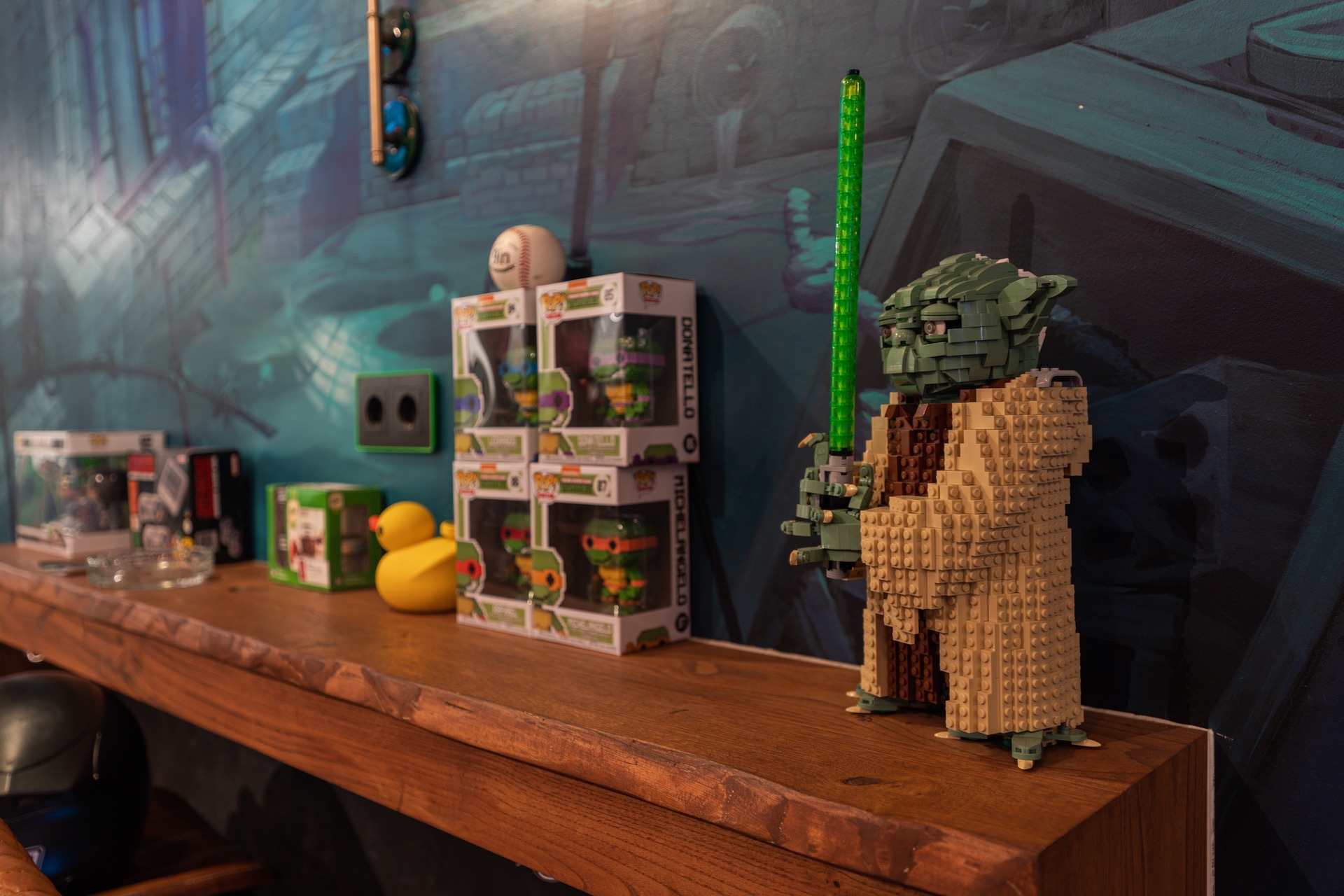 Master yoda from Lego in weed club 1UP