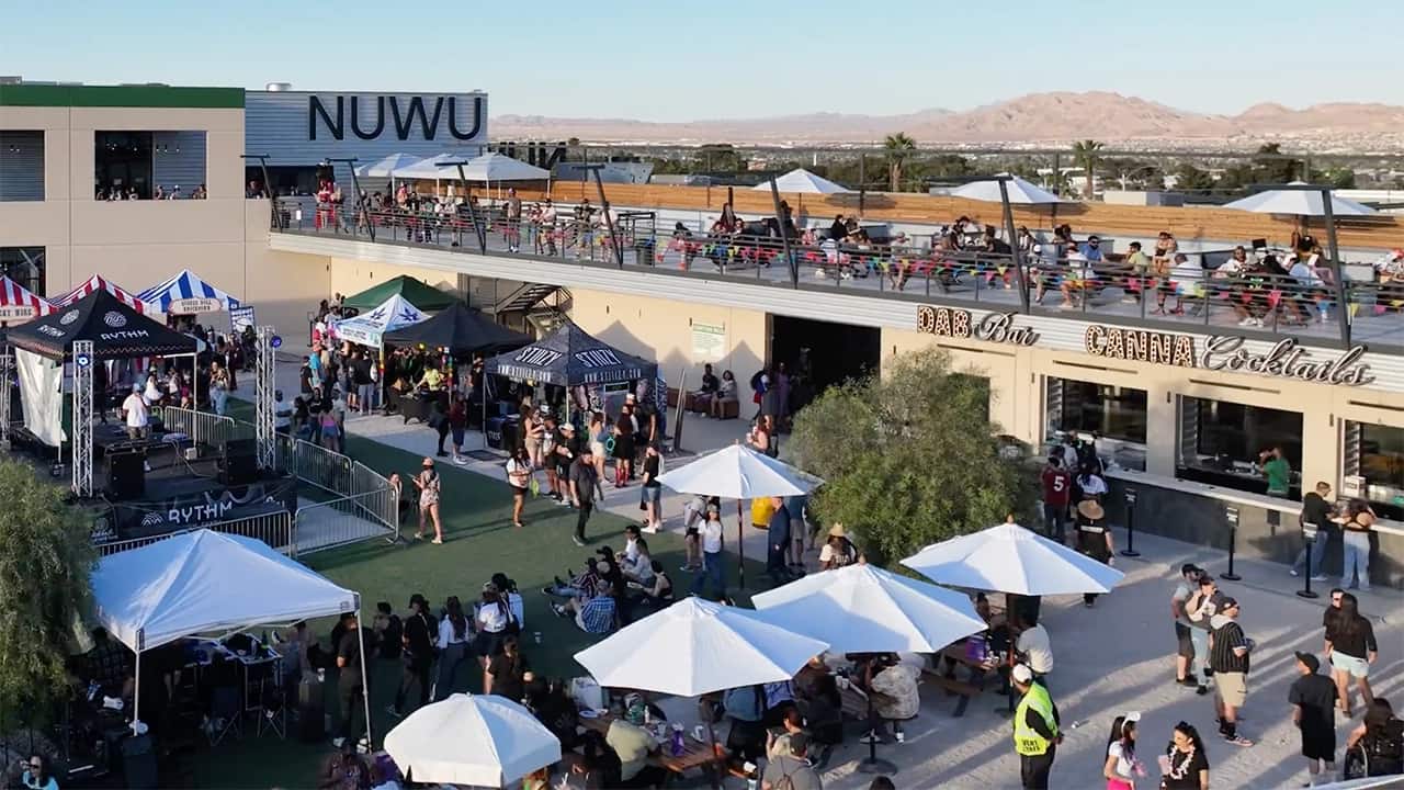 Außenbereich der NuWu Cannabis Lounge in Las Vegas